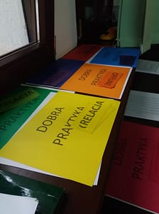 Kolorowe kartki z ćwiczeń ze szkolenia