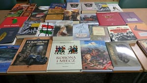 Węgierskie książki na biurku