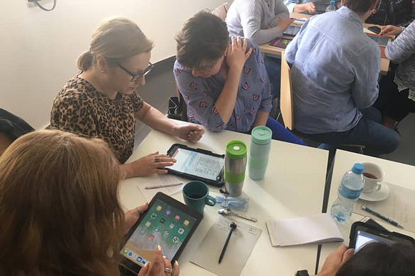 Nauka aplikacji mobilnych na szkoleniu dla bibliotekarzy w Piasecznie