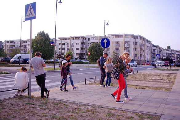 Wielu uczestników gra w grę miejską w Wilanowie
