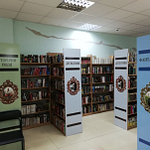 Półki Biblioteki w Dnieprze oznaczone kolorami