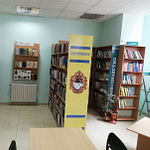 Kolorowe półki w bibliotece w Dnieprze