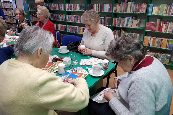 Spotkanie seniorów w bibliotece w Łazach
