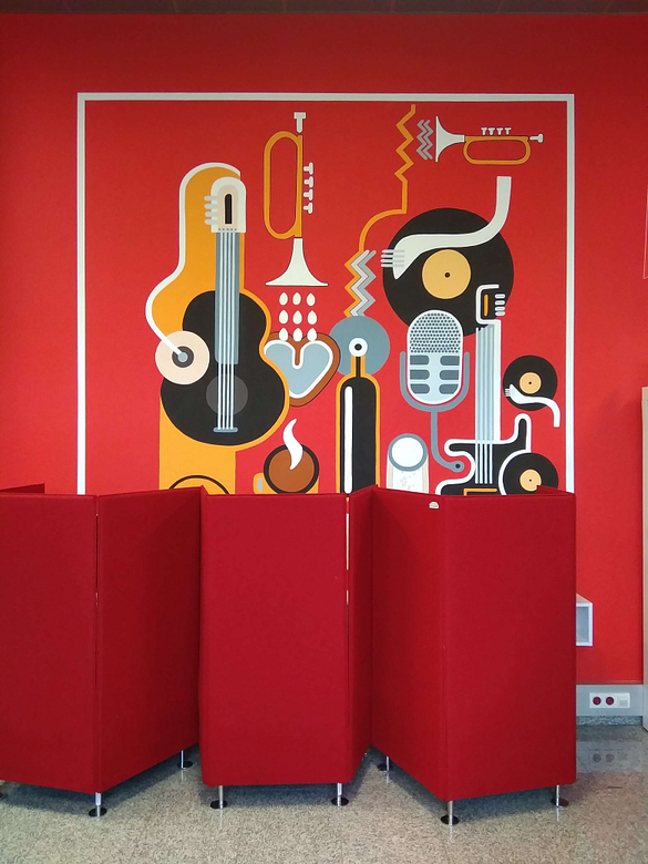 Czerwone ściany i czerwone fotele w bibliotece w Chełmie