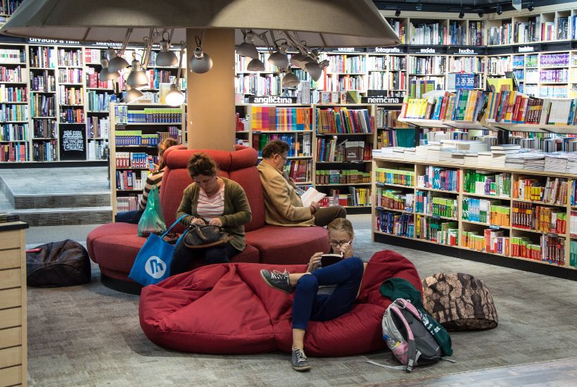Czytelnicy w bibliotece na pufach