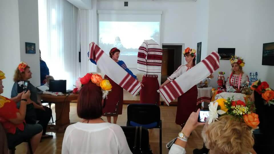 Prezentacja tradycji ludowych podczas szkolenia Ukraińcy w bibliotece w Wałbrzychu