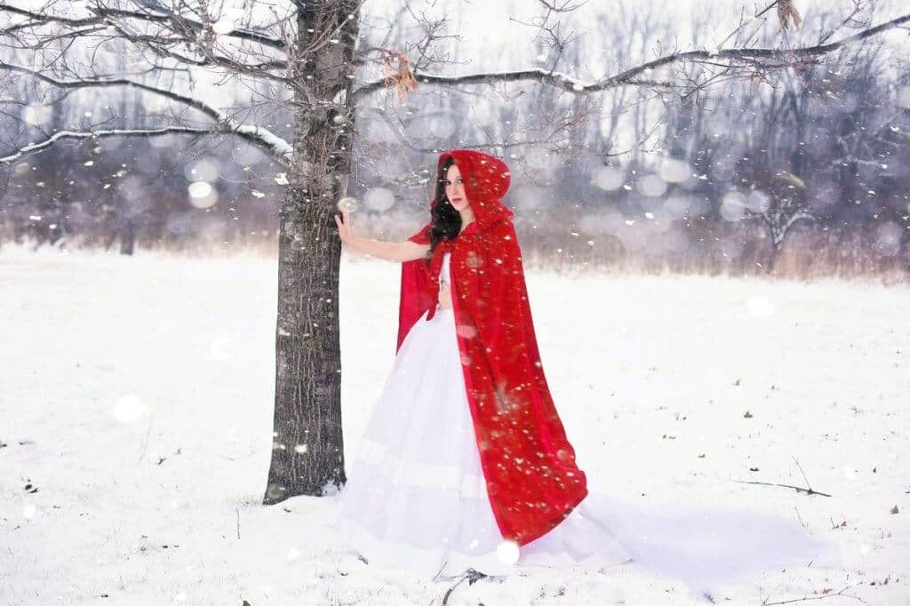 Królowa Śniegu w Wołowie - kobieta z płaszczu na tle śniegu