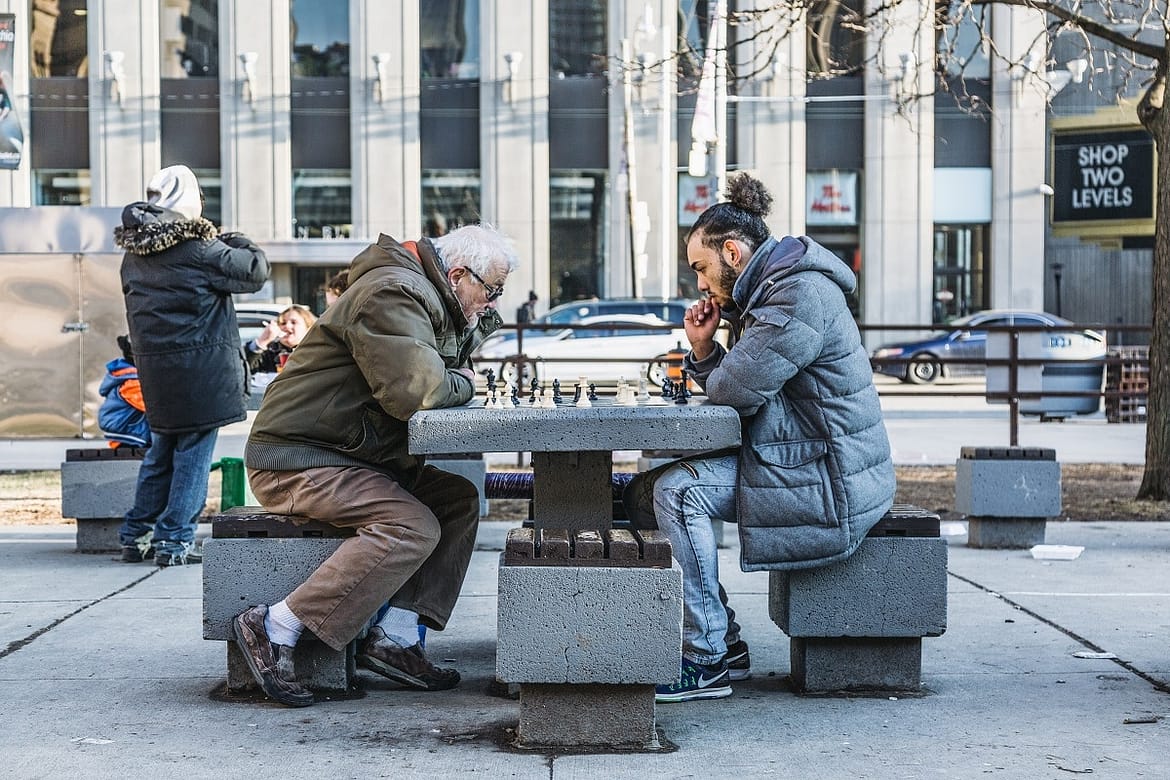 Dwóch mężczyzn grających w szachy - Dlaczego gramy? Dlaczego to lubimy?