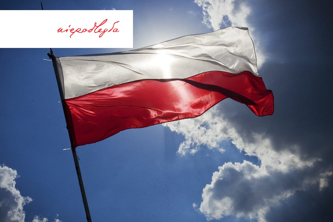 Logo Niepodległa na tle zdjęcia flagi Polski